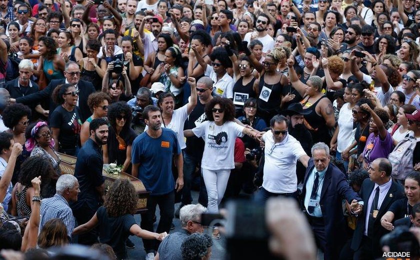 Corpo de vereadora é sepultado no Rio