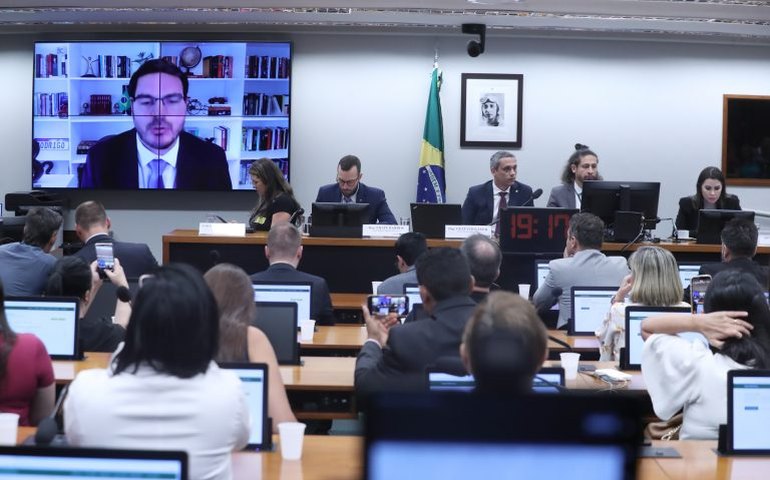 Oposição critica ação do STF em defesa do PL das Fake News