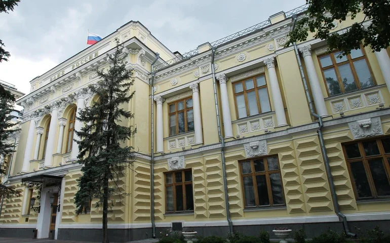 Banco Central da Rússia reduz juros para 15% e destaca aumento da incerteza