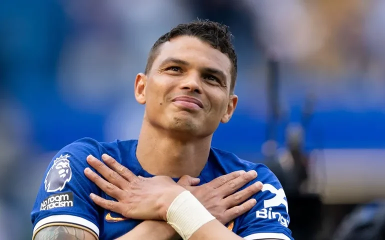 AeroMonstro: Thiago Silva desembarca em aeroporto do Rio