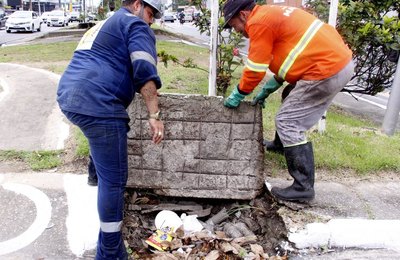 Limpeza de galerias, contenção de encostas e troca de tubos de drenagem estão em execução em Maceió
