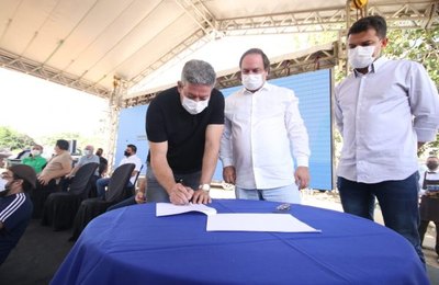 Luciano e Arthur Lira garantem pavimentação de 5,9 km e assinam convênios de R$ 29,1 milhões em Arapiraca