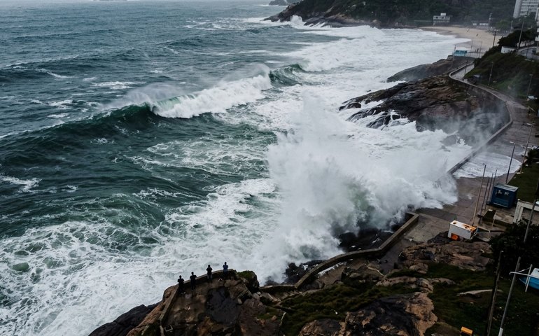 Fotógrafo registra ressaca no Rio com drone: emoção e beleza nas ondas gigantes