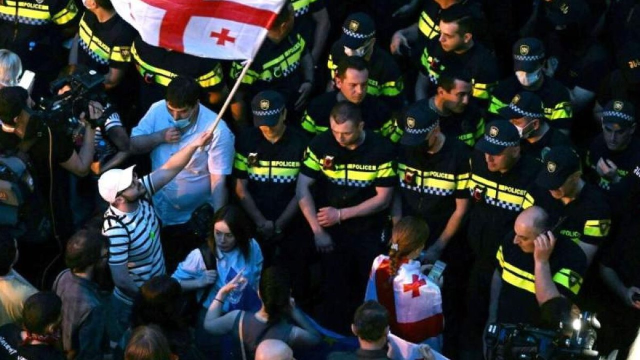 Polícia da Geórgia é acusada de reprimir manifestação contra lei de influência estrangeira inspirada na Rússia