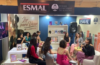 Ação de conscientização em comemoração ao Agosto Lilás marca programação do estande