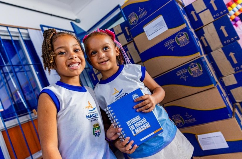 Secretaria de Educação de Maceió inicia distribuição de novos kits de uniformes na rede pública