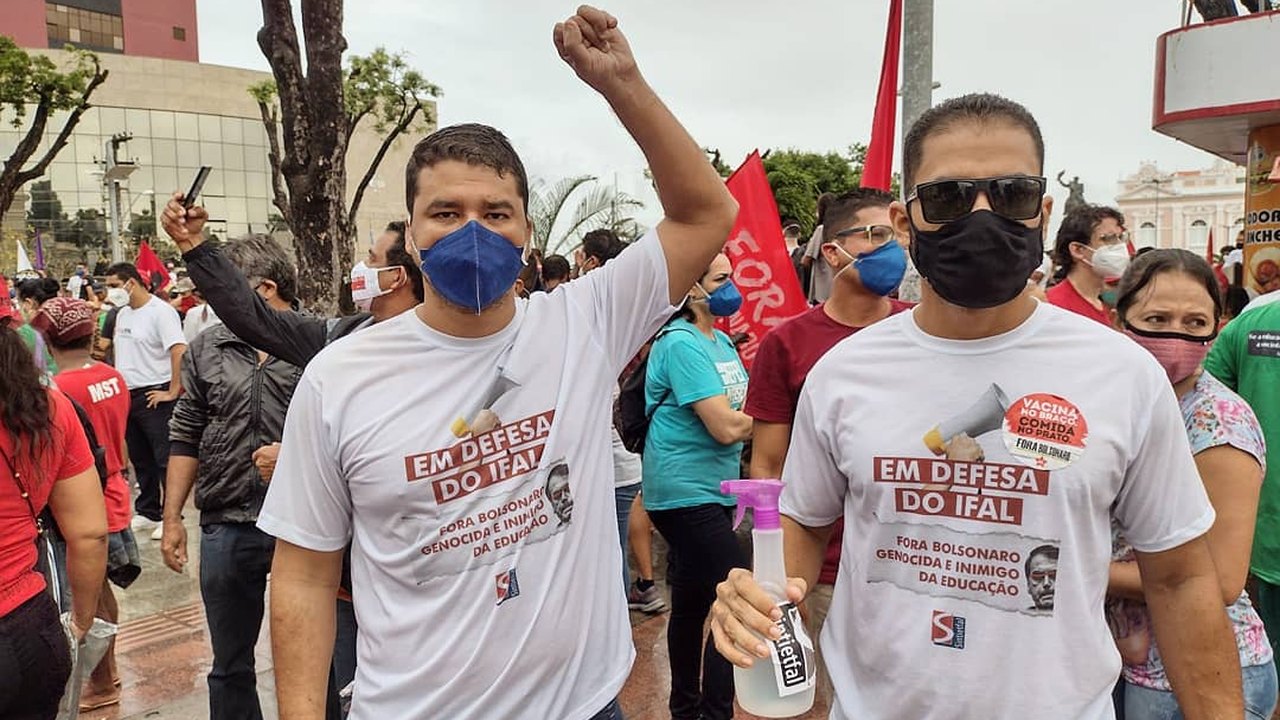 “Fora Bolsonaro” em Maceió tem expressiva participação mesmo com chuva