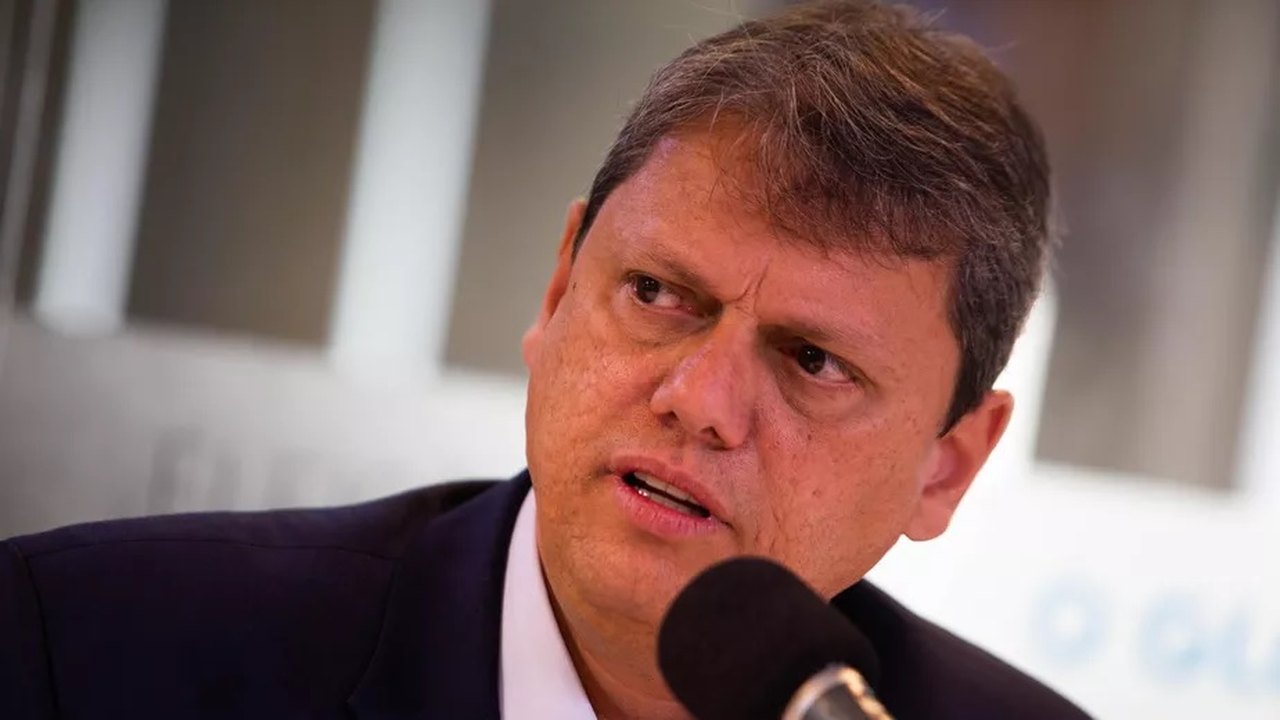 Tarcísio é diplomado governador de SP pelo TRE sob gritos tímidos de ‘mito’