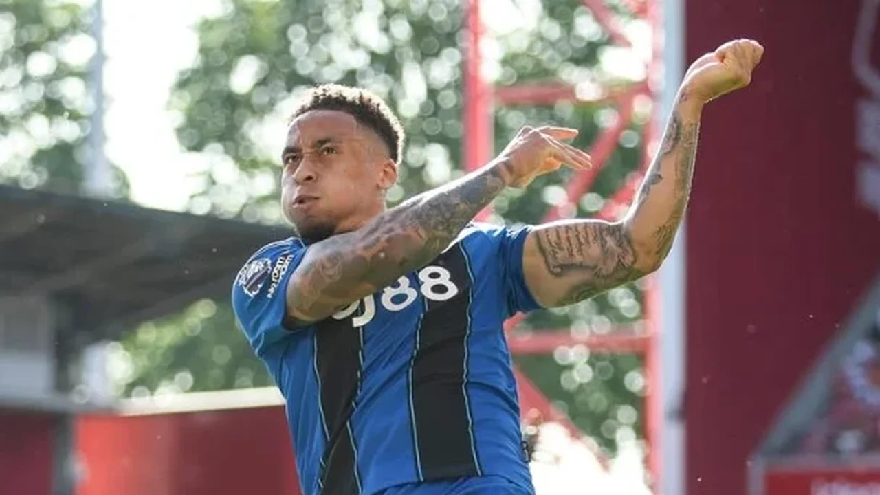 Jogadores do Bournemouth erguem bandeira com rosto de Rayan para celebrar vaga inédita na Liga Europa