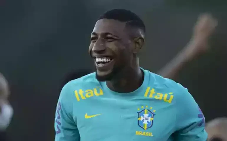 Tottenham recusa 23 milhões do futebol saudita por Emerson Royal, lateral da seleção