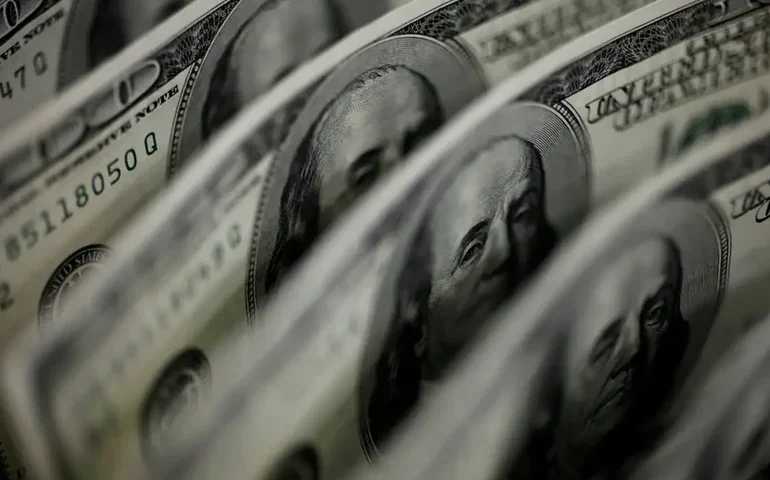Dólar sobe puxado por exterior antes de falas do Fed e de olho em risco fiscal
