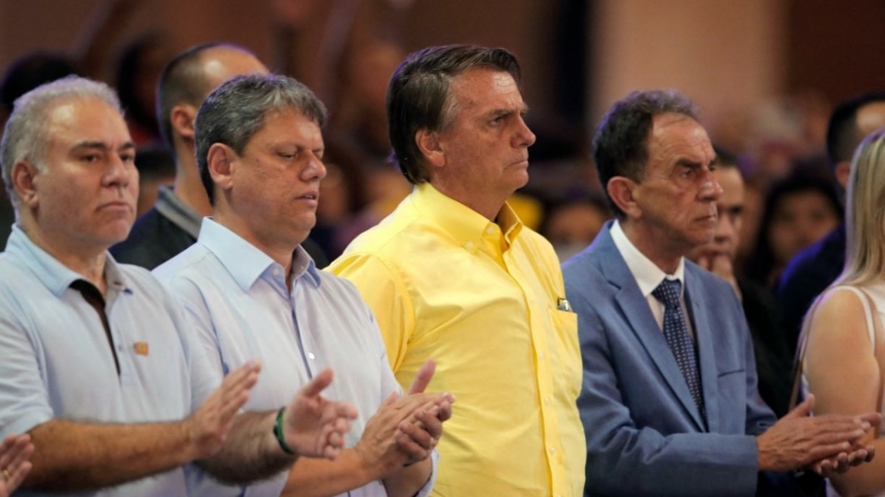 Bolsonaro acompanha missa em Aparecida entre aplausos e vaias
