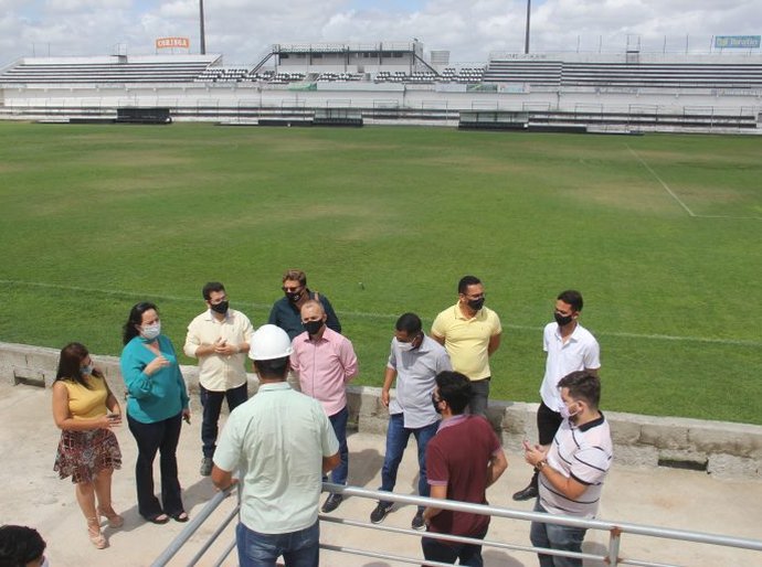Fabiana Pessoa faz visita de inspeção ao Estádio Municipal e destaca avanço da obra