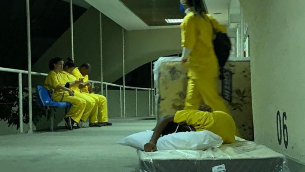 Rio: Hospital de Campanha do Maracanã tem enfermeiros dormindo no chão