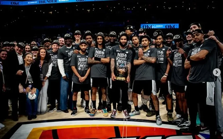Spurs vencem Thunder fora de casa e voltam à final da NBA após dez anos