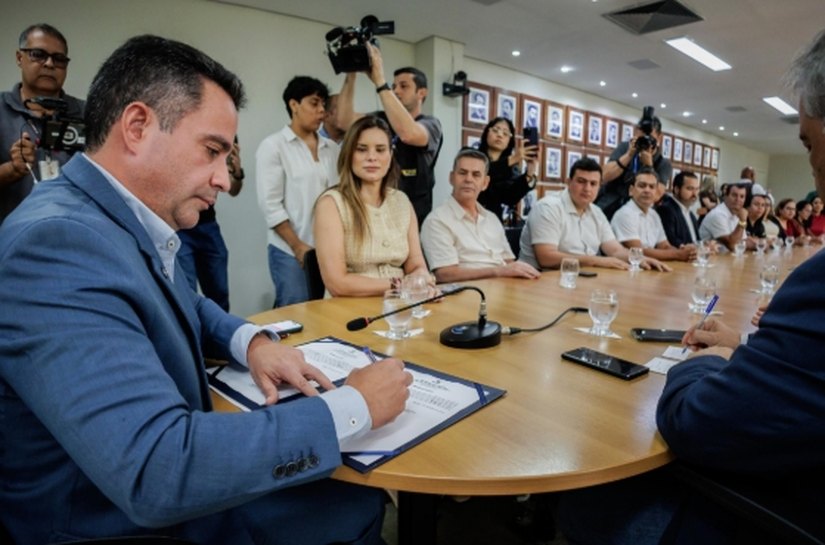 Governador entrega ambulâncias do Samu e autoriza construção de mais duas escolas
