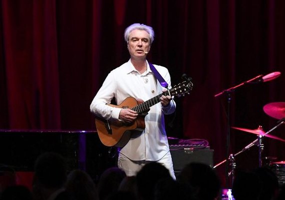 David Byrne enriquece Lollapalooza Brasil com show teatral e disco novo