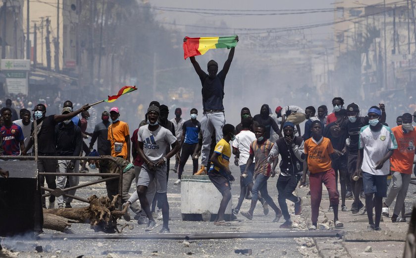 Polícia e manifestantes entram em confronto após presidente adiar eleição no Senegal; opositora é presa