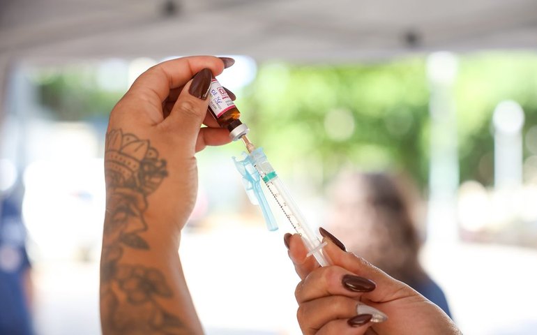 Saúde abre consulta sobre inclusão da vacina meningo B no SUS