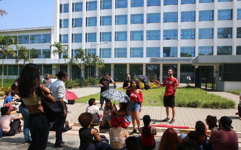 USP ameaça reprovar estudantes que continuarem participando de greve