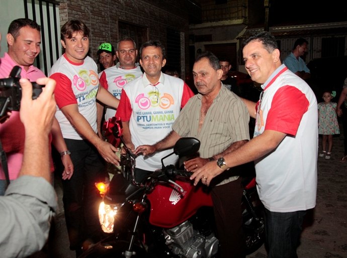 Mototaxista se emociona ao receber do prefeito de União uma moto nova