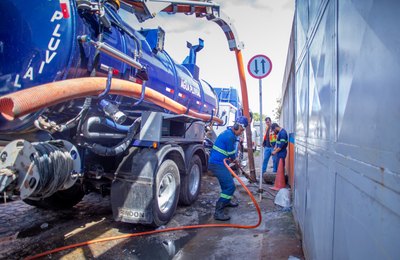 Prefeitura autua estabelecimentos por lançamento de esgoto na rede de drenagem no Jacintinho