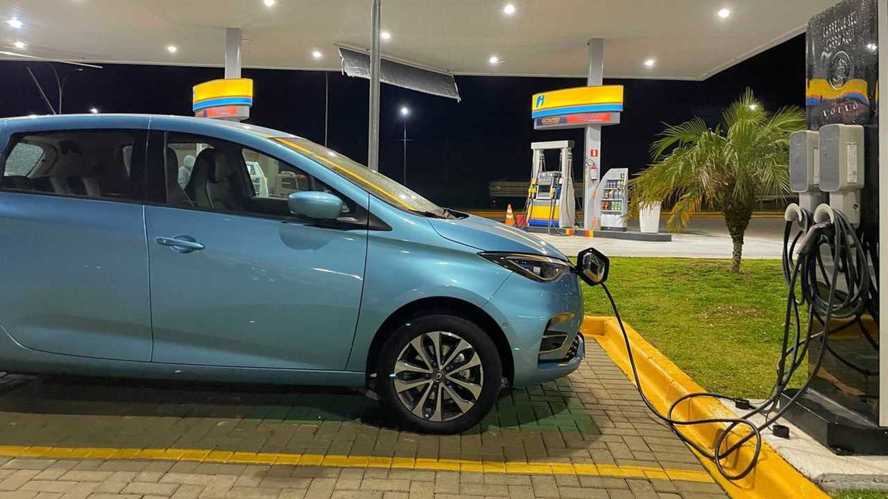 Projeto exige estação de recarga de veículo elétrico em estacionamento