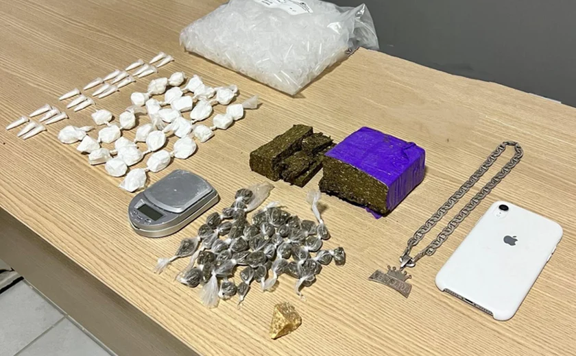 Jovem é preso com maconha e cocaína na Grota do Cigano no Jacintinho