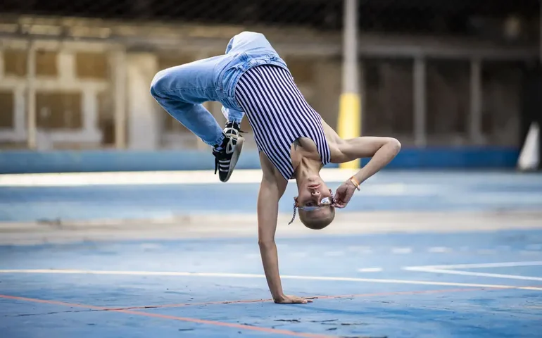 Afegã dribla o Talibã e vai a Paris pelo time de refugiados