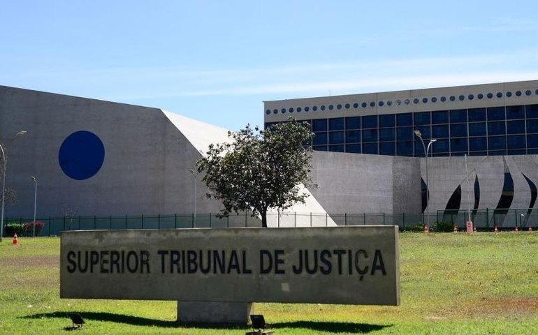 STJ suspende decisão do TJ-PR e restabelece direitos de deputado do Paraná