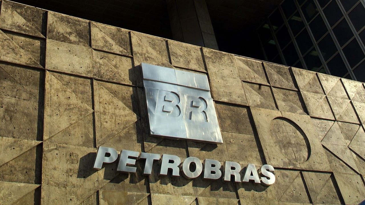 Petrobras tem de pagar R$ 20 bi a Petros e elevar presença de empregados na fundação
