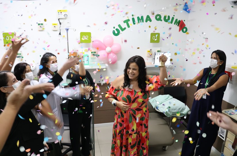 Após seis meses de tratamento, paciente celebra o fim da quimioterapia em Maceió
