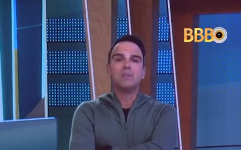 No 'BBB 24', Tadeu Schmidt dá bronca em Davi e Bin e diz que 'agressão física é inaceitável'