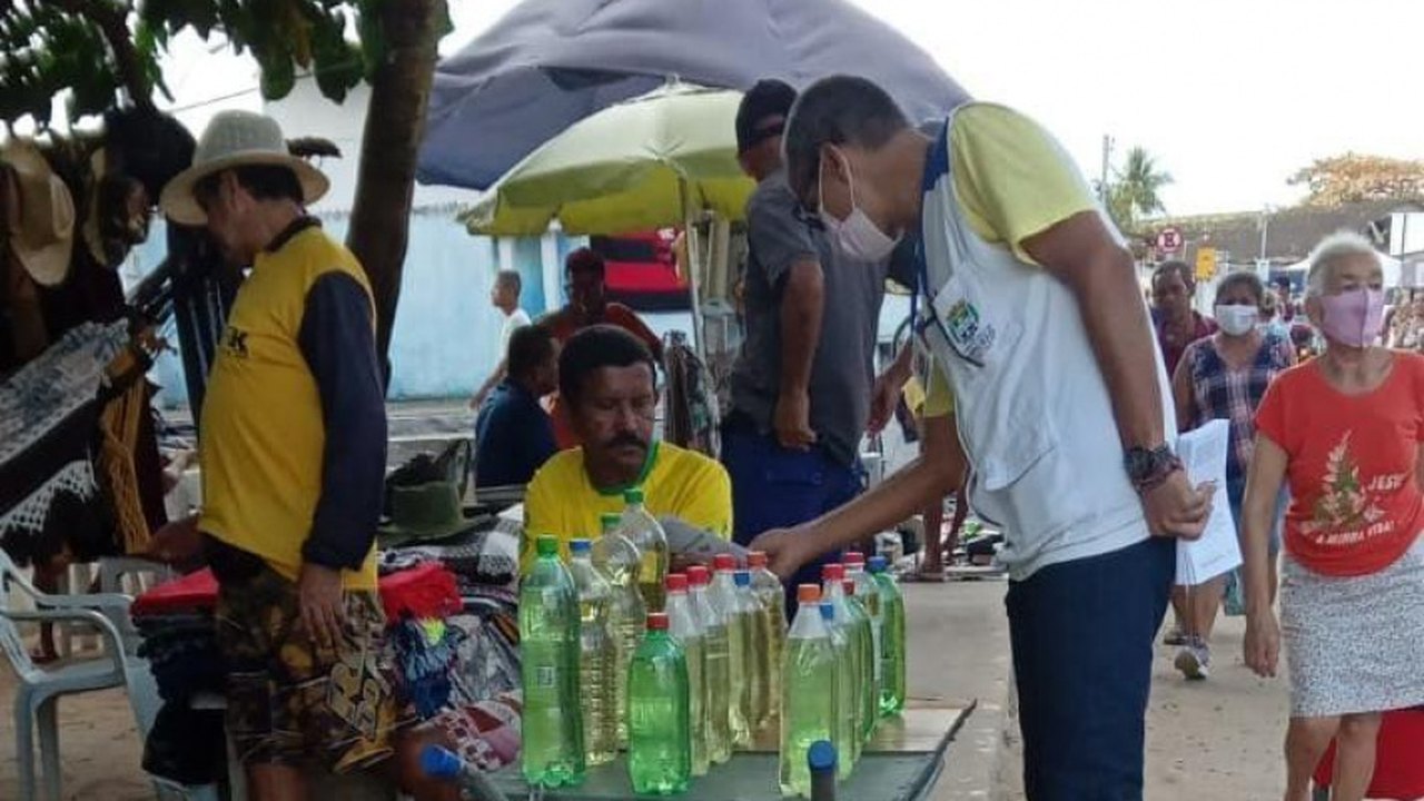 Vigilância Sanitária realiza ação educativa sobre os perigos do uso de desinfetantes clandestinos
