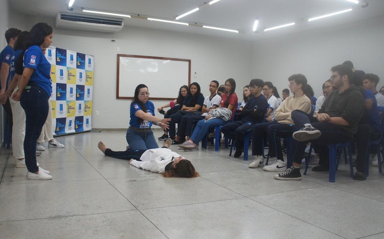 Projeto Samu nas Escolas conscientiza estudantes de colégio em Maceió sobre primeiros socorros e trotes
