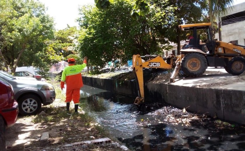 Prefeitura realiza limpeza de canais em córregos da parte alta e baixa da capital