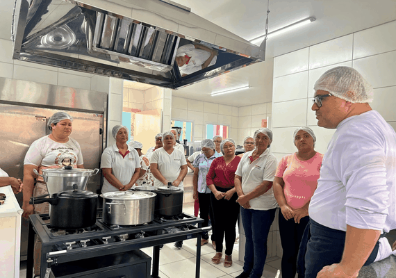Merendeiras da SEMED Penedo participam de capacitação do Senac e do Sebrae