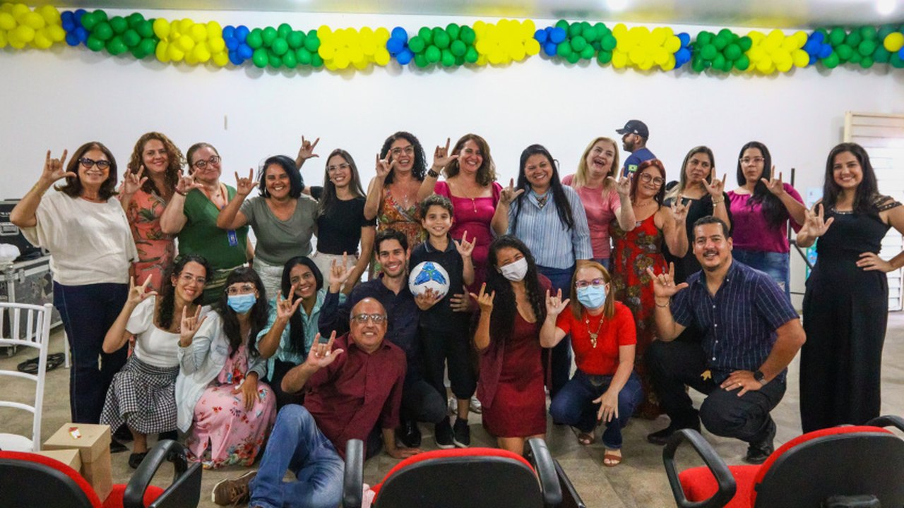 Educação realiza entrega de certificados da formação em libras para técnicos da rede municipal de ensino