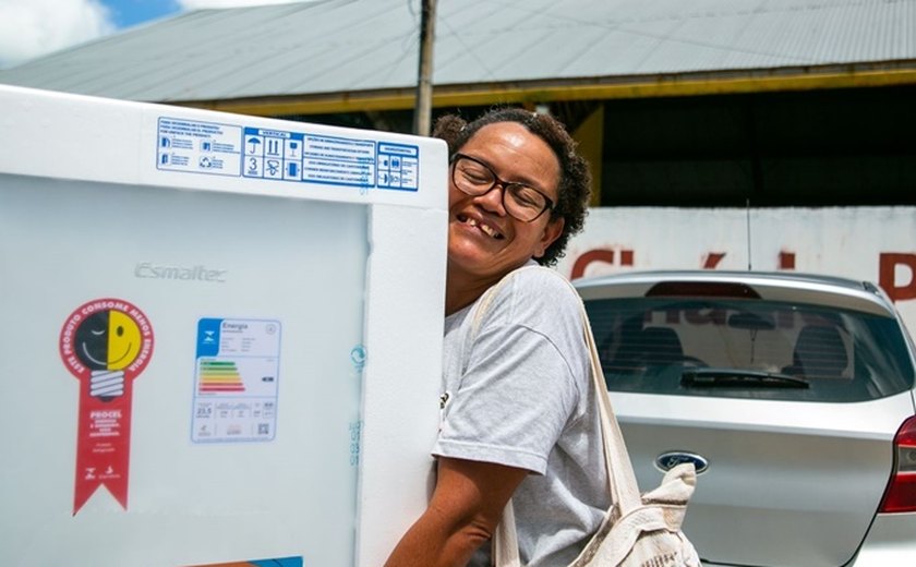 Equatorial beneficia clientes com geladeiras novas no povoado Penedinho