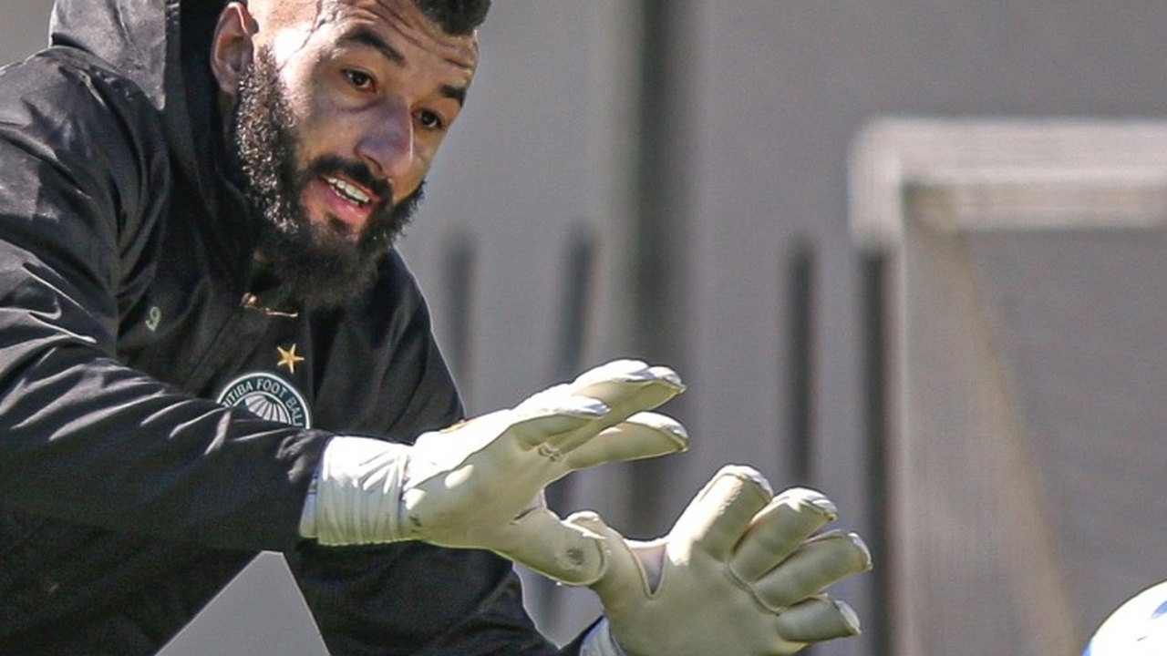 Goleiros irão sofrer mais no retorno do futebol, acredita Alex Muralha