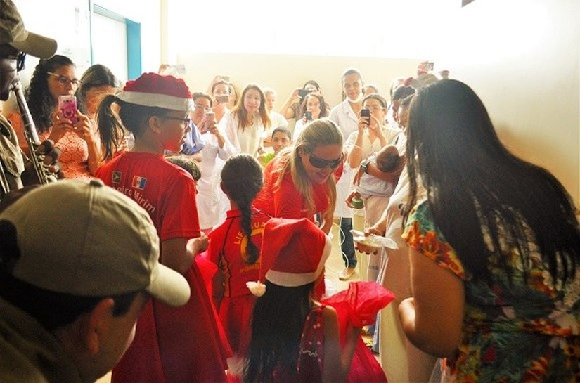 Bombeiros distribuem presentes no Hospital Universitário