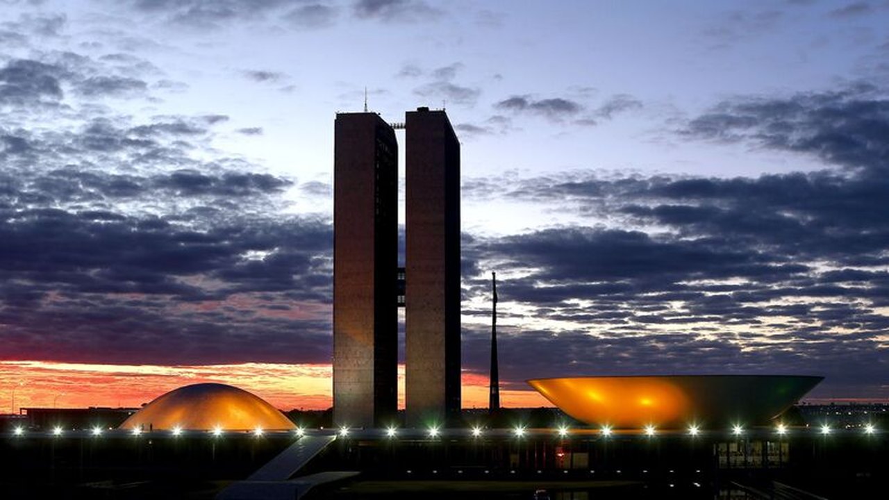 Congresso age para aumentar salários dos parlamentares