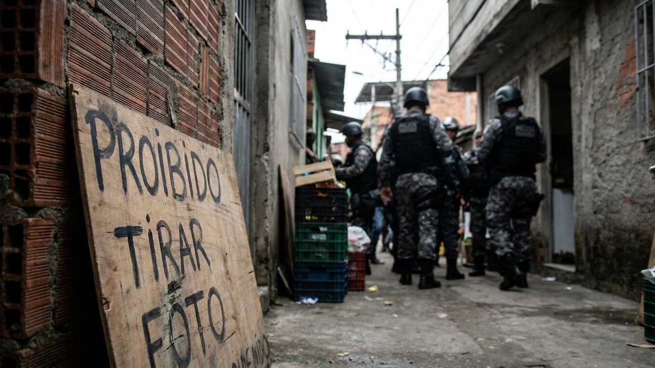 ‘Proibido tirar foto’: aviso em boca de fumo chama atenção durante operação no Dona Marta