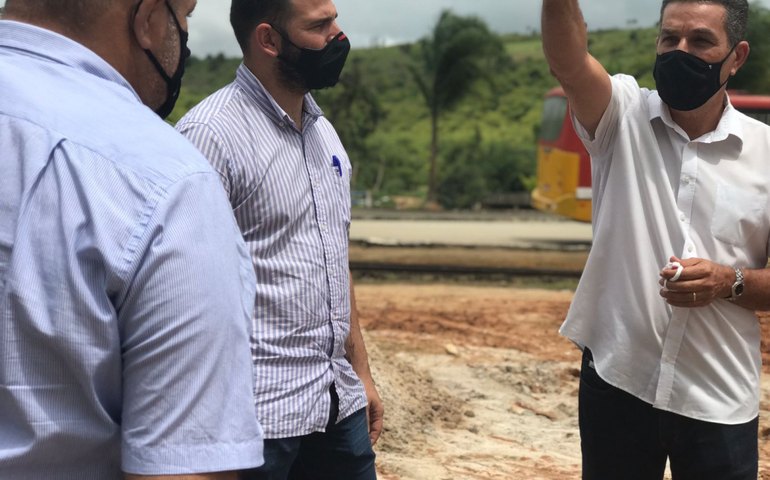 Prefeito Neno Freitas visita área onde serão construídos dois equipamentos de lazer para a população
