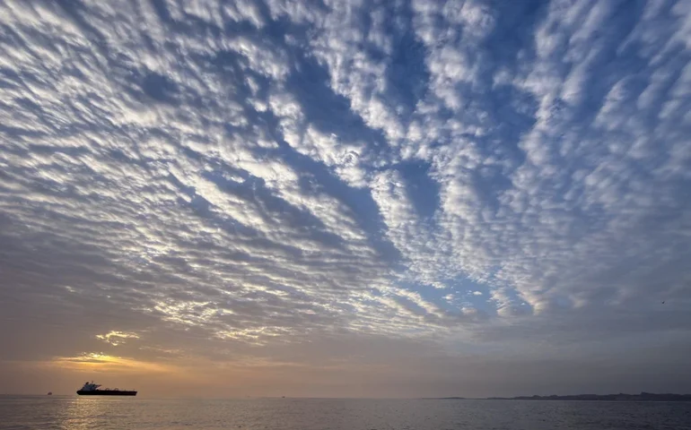 O Irã fecha completamente o Estreito de Ormuz em protesto contra o bloqueio dos EUA e dispara contra navios.