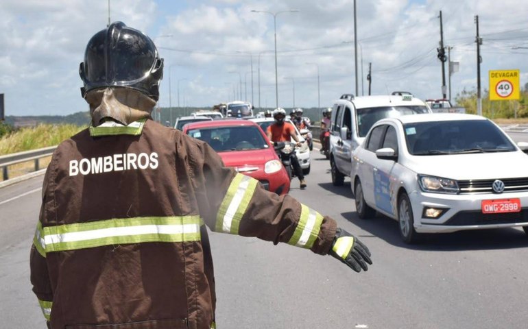 Bombeiros atuam em grave colisão entre caminhão e moto em Satuba