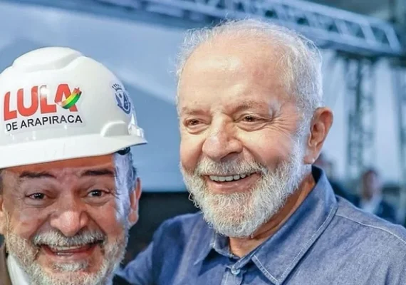 Lula diz que fake news espalha que País é governado por sósia e posa com 'Lula de Arapiraca'