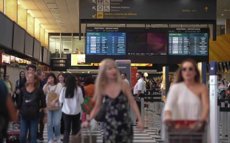 Infestação de baratas, passageiro nu e prisão de piloto: relembre casos inusitados em voos