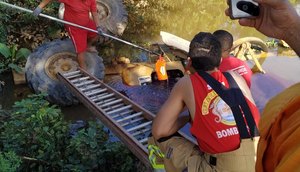 Bombeiros procuram condutor da retroescavadeira capotada em Brejo Grand
