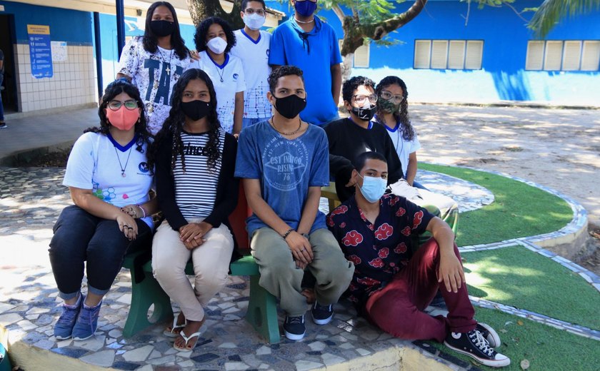 Projeto de paisagismo de estudantes da rede pública revitaliza escola em Maceió